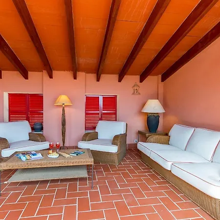 Townhouse With Pool And Mountain Views, Just 5 Min Ferienhaus *