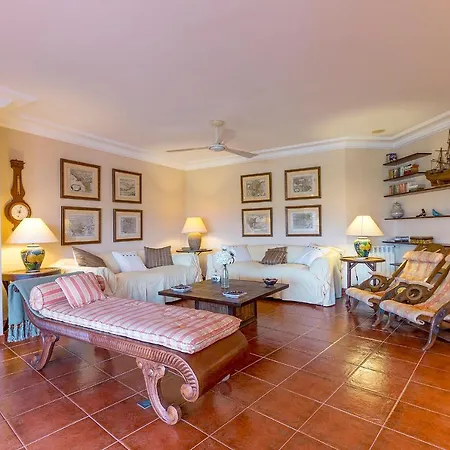Townhouse With Pool And Mountain Views, Just 5 Min Ferienhaus *