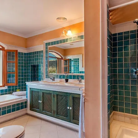 Ferienhaus Townhouse With Pool And Mountain Views, Just 5 Min *
