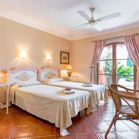 Townhouse With Pool And Mountain Views, Just 5 Min Ferienhaus Pollença