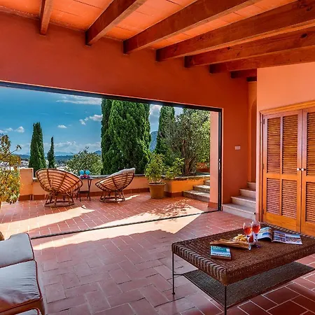 Townhouse With Pool And Mountain Views, Just 5 Min Ferienhaus *