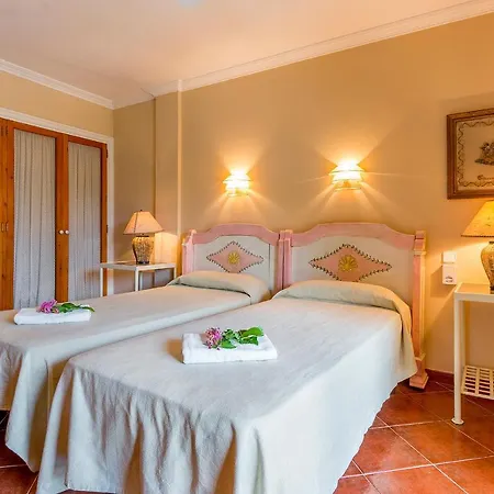 Townhouse With Pool And Mountain Views, Just 5 Min Ferienhaus Pollença