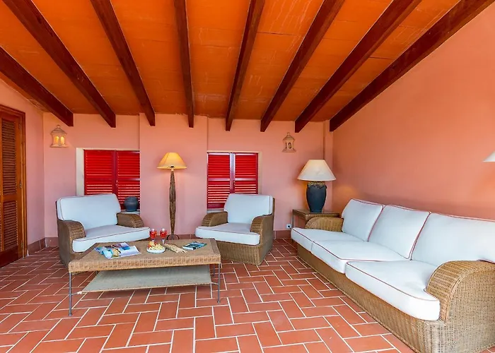 Townhouse With Pool And Mountain Views, Just 5 Min Feriehus *