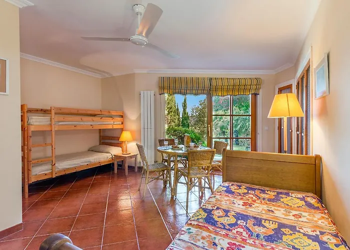 Townhouse With Pool And Mountain Views, Just 5 Min Feriehus *