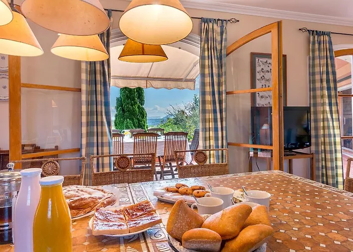 Townhouse With Pool And Mountain Views, Just 5 Min Feriehus