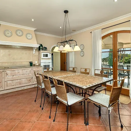 Townhouse With Pool And Mountain Views, Just 5 Min