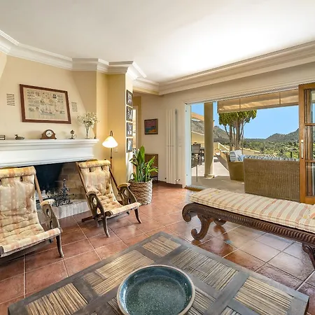 Townhouse With Pool And Mountain Views, Just 5 Min Holiday home