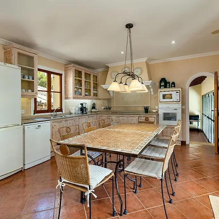 Townhouse With Pool And Mountain Views, Just 5 Min Holiday home *