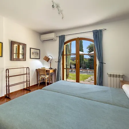 Townhouse With Pool And Mountain Views, Just 5 Min Holiday home *