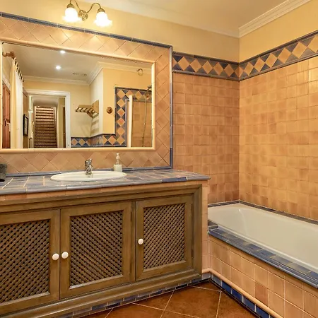 Townhouse With Pool And Mountain Views, Just 5 Min *
