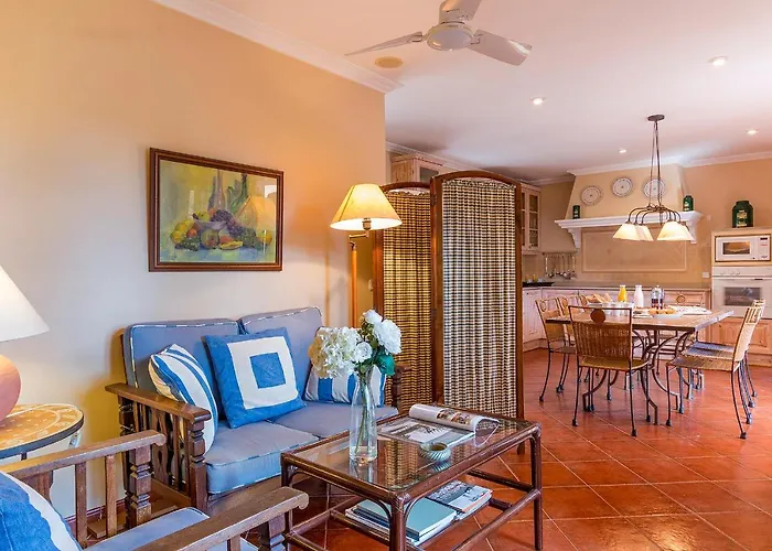 Townhouse With Pool And Mountain Views, Just 5 Min